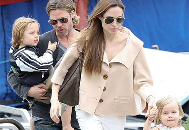 Segundo a US Weekly, atriz bloqueou número de celular do ex-marido