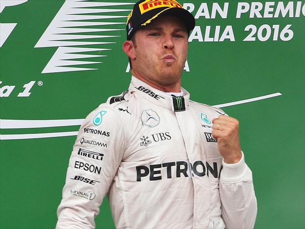 Alemão Nico Rosberg comemora sua vitória no GP da Itália, que colocou ainda mais lenha no campeonato mundial 