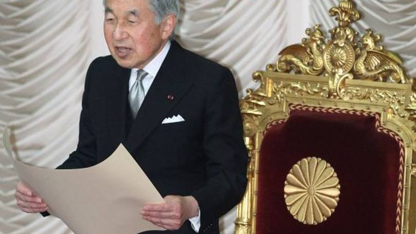 O governo japonês ventila a possibilidade de criar uma legislação especial para possibilitar a abdicação do imperador Akihito, de 82 anos, em vez de emendar a legislação que rege a Casa Imperial japonesa, que não estabelece a sucessão em vida. Uma legislação especial que se aplica só a uma parte de uma categoria (pessoa, coisa ou lugar), neste caso o monarca atual, evitaria complicados trâmites sobre a modificação desta lei, como a possibilidade de estabelecer um sistema de abdicação permanente, explicaram fontes governamentais à agência japonesa "Kyodo". Além disso, as fontes disseram que se fosse aberto um debate sobre emendas agora, isto atrasaria ainda mais o processo de abdicação. A Lei da Casa Imperial japonesa, em vigor desde 1947, só permite a sucessão póstuma de forma efetiva, o que, em qualquer caso, faz necessária uma reforma que o primeiro-ministro Shinzo Abe se comprometeu a realizar "de maneira cuidadosa" e adequada. Em 8 de agosto, o imperador Akihito colocou seu desejo de abdicar em mensagem televisionada à nação na qual afirmou que devido a sua avançada idade e seu estado de saúde, padece de "muitas limitações" e será difícil "seguir assumindo responsabilidades importantes". A opinião pública tinha visto o processo legislativo empreendido para facilitar a renúncia do monarca em favor de seu primogênito, o príncipe herdeiro Naruhito, de 56 anos, como uma via para reabrir o debate sobre outras possíveis modificações, como permitir o acesso de mulheres ao Trono de Crisântemo.  Esta questão foi abordada anteriormente após o nascimento da única filha de Naruhito, a princesa Aiko, de 14 anos. Se ocorrer, a abdicação de Akihito seria a primeira na linha sucessória imperial japonesa desde a do imperador Kokaku em 1817. No entanto, trata-se de uma prática frequente na história da dinastia reinante mais antiga do mundo, já que praticamente a metade dos 125 ocupantes que até o momento teve Trono de Crisântemo abdicaram em vida.            Fonte:EFE Reditado para:Noticias Stop 2016 Fotografias:Getty Images / Reuters Tópicos: Governo, Ásia, Japão, Países ricos, Saúde