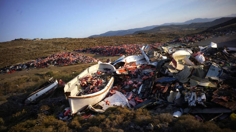 Embarcação e coletes abandonados: barco com 600 pessoas é uma das maiores a sair do Egito com destino a Europa, dizem autoridades