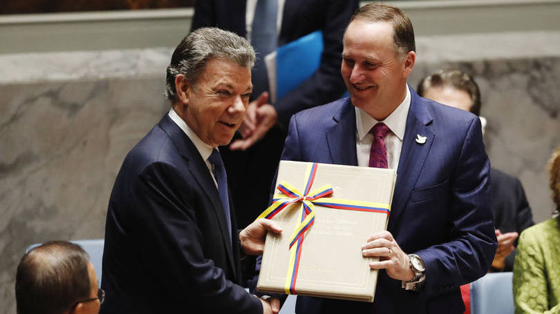 Acordo de paz: o presidente entregou uma pasta ao presidente do Conselho de Segurança, John Key