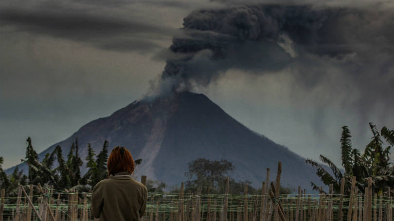 Indonésia  Imagem mostra o Monte Sinabung expelindo cinzas durante seu processo de erupção. O vulcão está localizado ao norte da Ilha de Sumatra e está ativo desde 2010, quando acordou após 400 anos sem registro de atividades.