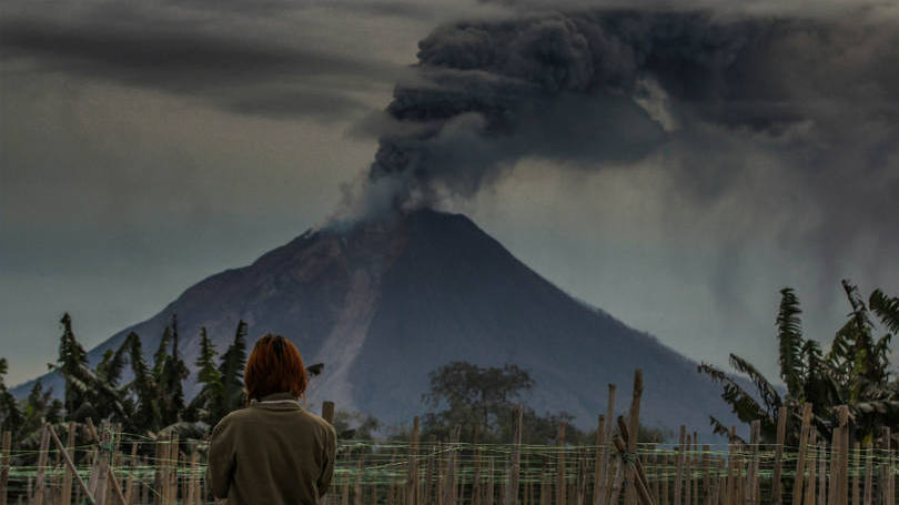 Indonésia

Imagem mostra o Monte Sinabung expelindo cinzas durante seu processo de erupção. O vulcão está localizado ao norte da Ilha de Sumatra e está ativo desde 2010, quando acordou após 400 anos sem registro de atividades.