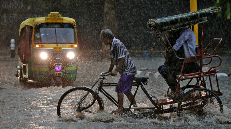 Índia

Homem pedala em Nova Déli em meio às chuvas das monções que atingem a Índia. 