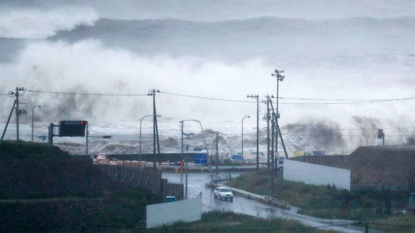 Japão  Altas ondas causadas pelo tufão Lionrock atingem a costa da cidade de Ishinomaki, Japão. 
