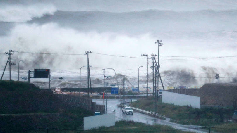 Japão

Altas ondas causadas pelo tufão Lionrock atingem a costa da cidade de Ishinomaki, Japão. 
