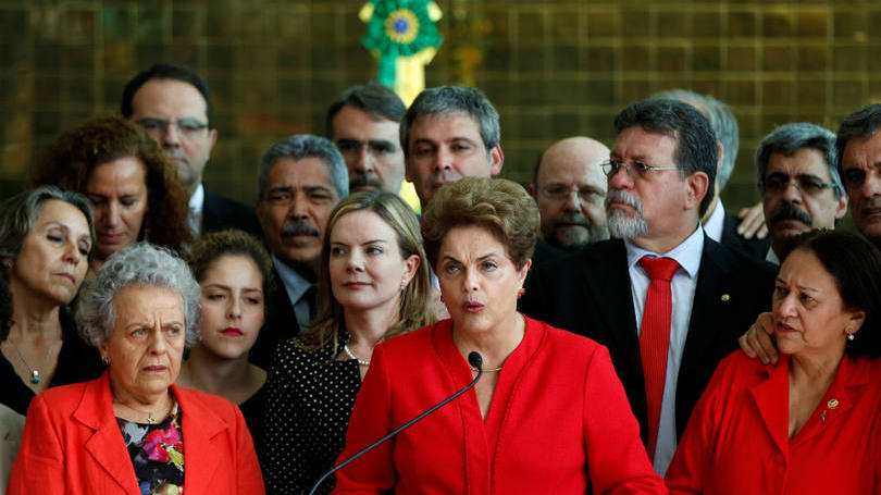 Brasil  Imagem mostra o momento em que a ex-presidente Dilma Rousseff falava ao povo do Palácio da Alvorada após o final da votação que determinou o seu impeachment, mas manteve seus direitos políticos. Durante a sua fala, Dilma reiterou que não cometeu crimes durante a sua administração. “A história será implacável com eles - como já foi em décadas passadas”, pontuou a ex-presidente sobre seus opositores. 