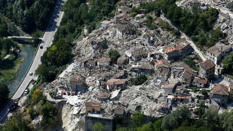 Itália

Foto aérea feita na cidade de Pescara del Tronto, Itália, dias depois da ocorrência de um terremoto de magnitude 6.2 que atingiu a região central do país na semana passada.

O desastre natural deixou ao menos 290 mortos e há cerca de 3 mil pessoas desabrigadas nos locais mais afetados. 