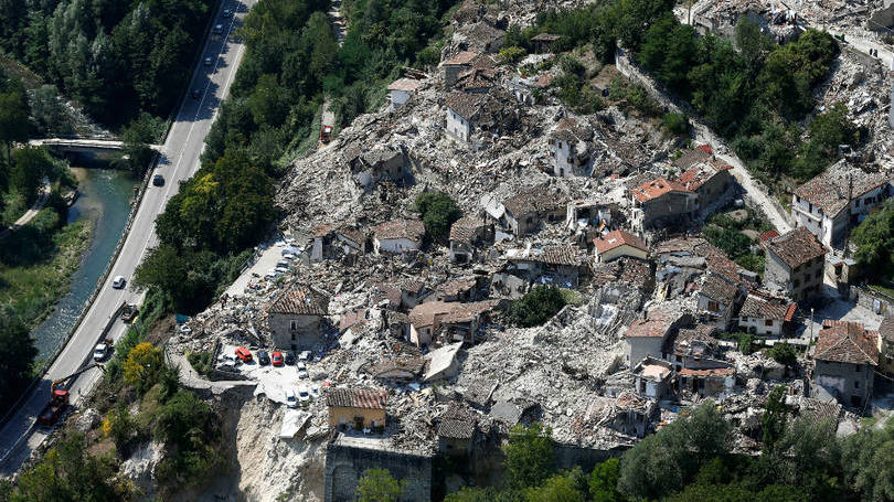 Itália  Foto aérea feita na cidade de Pescara del Tronto, Itália, dias depois da ocorrência de um terremoto de magnitude 6.2 que atingiu a região central do país na semana passada.  O desastre natural deixou ao menos 290 mortos e há cerca de 3 mil pessoas desabrigadas nos locais mais afetados. 