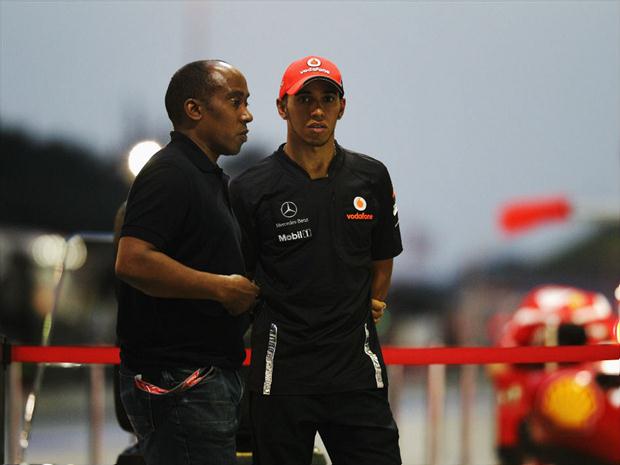 Anthony Hamilton (à esquerda) crê que modelo atual para ingressar na Fórmula 1 é apenas para os mais privilegiados financeiramente 