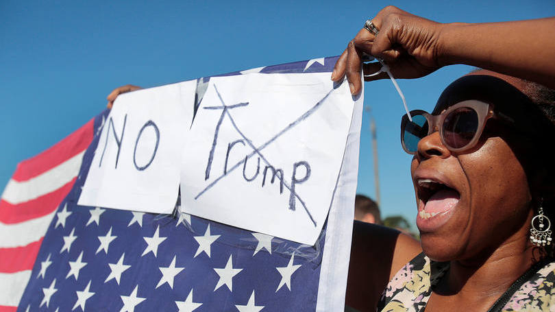 Manifestação: mulher negra protesta contra Donald Trump em Detroit, durante campanha eleitoral