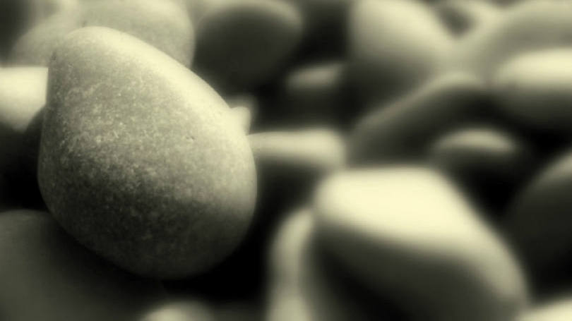 Economia - Pedras cheias de personalidade No marketing, a Personalidade de Marca é composta pelas características humanas que os consumidores associam a uma empresa. Um estudo inglês levou a PM além: estudou a personalidade individual de cada tipo de pedra. Só que a ideia no fundo era ironizar o conceito e mostrar que qualquer coisa ganha “personalidade” se você se esforçar.