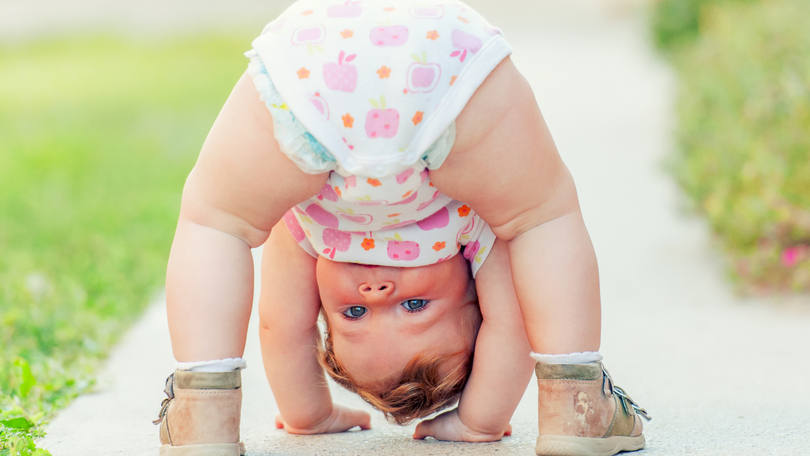 Percepção - Mundo Invertido Enquanto estávamos concentrados em Stranger Things, cientistas japoneses investigavam porque o mundo muda quando estamos de cabeça para baixo - mais especificamente, quando observamos as coisas através do buraco entre as nossas pernas, elas parecem menores.