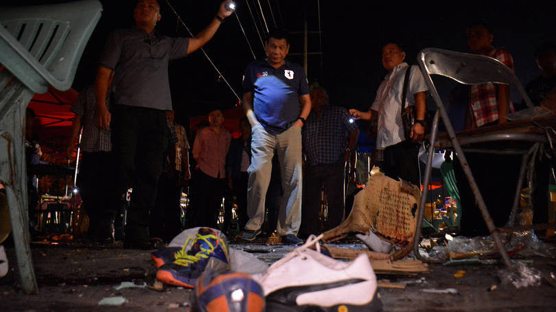 Terrorismo: presidente das Filipinas, Rodrigo Duterte, olha pertences de vítimas de atentados