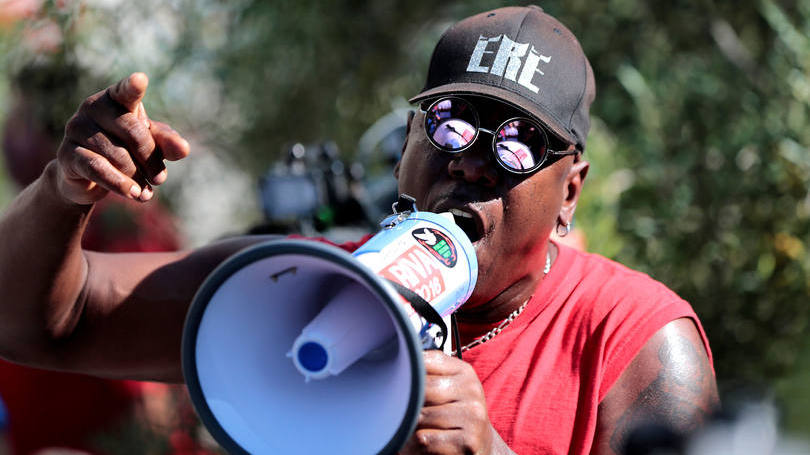 Protesto: ativistas de direitos humanos e até 300 manifestantes se reuniram do lado de fora do departamento de polícia