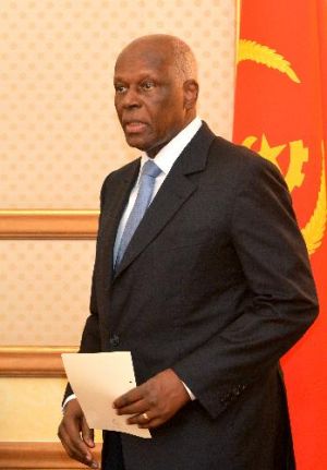 É também regulamentado que os topónimos são escritos em língua portuguesa, seguindo a grafia latina, e que quando for feito nas demais línguas de Angola