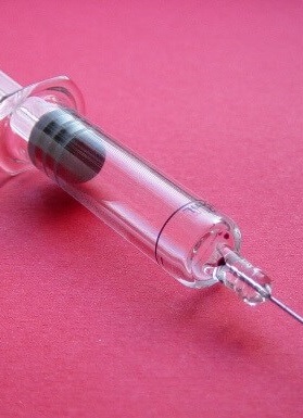 A vacina BCG é administrada aos recém-nascidos à sua nascença, protegendo-os contra a tuberculose.