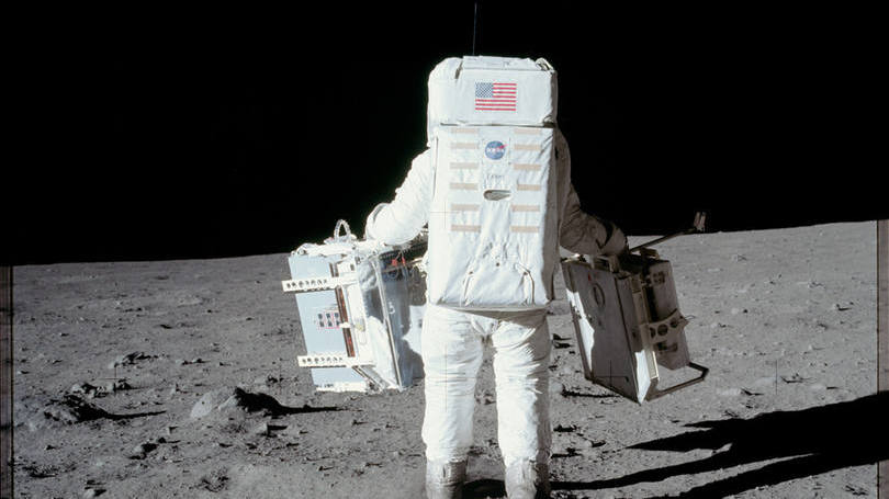 Existem duas maneiras de ~exercer seu direito eleitoral~ do espaço. Para quem não é americano, o jeito é autorizar