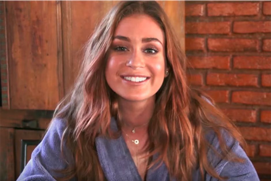 Atriz interrompeu sessão de fotos sensuais para mandar mensagem