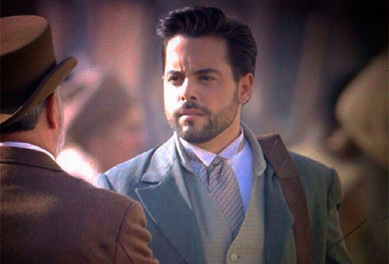 Capitão imobiliza Miguel e tenta pegar Juliana - Escrava Mãe/Record