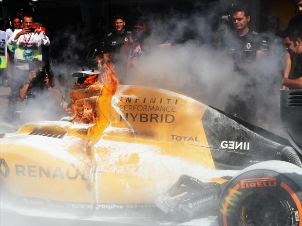 Carro de Magnussen pegou fogo em local próximo aos boxes