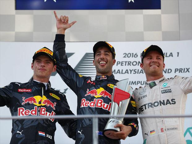 Ricciardo se beneficiou do abandono de Hamilton e venceu a primeira prova neste Mundial de F1 