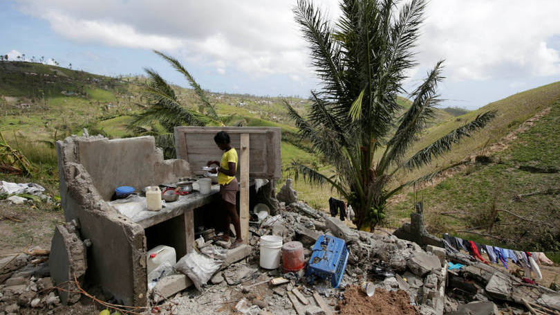 As ruas, no entanto, já estão limpas e os galhos e troncos de árvores amontoados nas ruas, O comércio voltou a abrir.