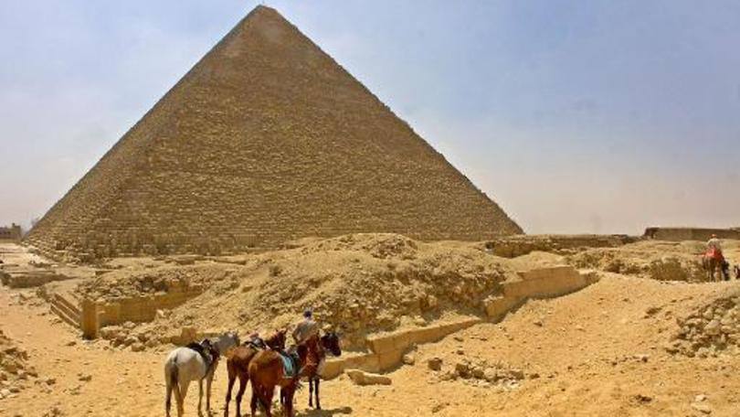 Pirâmide de Quéops: o monumento gigantesco se encontra na periferia do Cairo, junto à esfinge e às pirâmides de Quéfren e Miquerinos