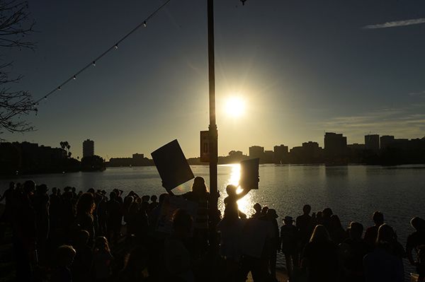 Manifestantes voltaram a marchar no domingo contra políticas de Trump