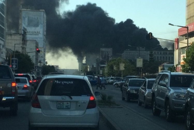 O incêndio que ocorreu, esta segunda-feira, no edifício da antiga fábrica de cerveja Laurentina, na baixa da cidade de Maputo,