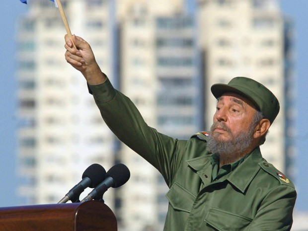 O histórico líder cubano, Fidel Castro, morreu aos 90 anos, anunciou hoje o seu irmão, o Presidente Raúl Castro, na televisão estatal.