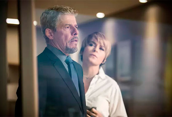 Helô diz a Tião que Letícia deve saber que Pedro é seu pai - A Lei do Amor/Tv Globo