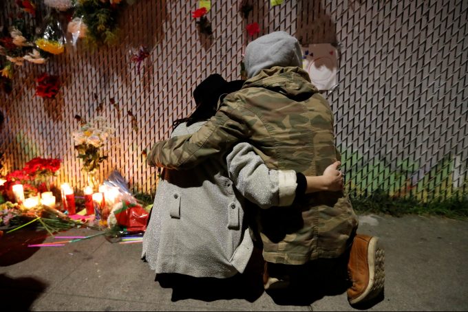 Na sexta-feira, um incêndio arrasou um armazém em Oakland, onde estava sendo realizado um show