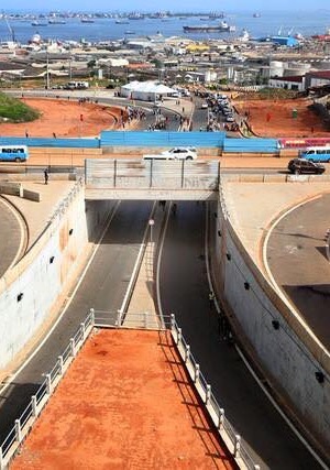 O Presidente da República, José Eduardo dos Santos, mostrou-se hoje satisfeito com o andamento das obras de requalificação do Distrito Urbano do Sambizanga.