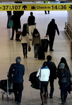 Há mais portugueses a emigrar para Angola: 6715 partiram para o país africano em 2015, quando em 2014 foram 5098,