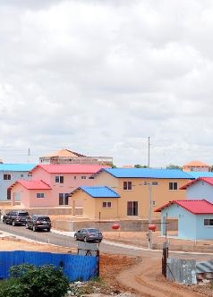 Branca do Espírito Santo, que avaliava as actividades desenvolvidas pelo Ministério do Urbanismo e Habitação e seus institutos em 2016