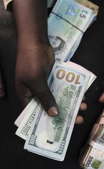 O preço para comprar um dólar nas ruas de Luanda voltou a descer ligeiramente na última semana, devido à falta de moeda nacional no mercado