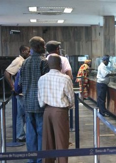 Segundo Archer Mangueira, o ano de 2016 foi "muito difícil" para Angola devido à quebra significativa do preço do petróleo no mercado internacional