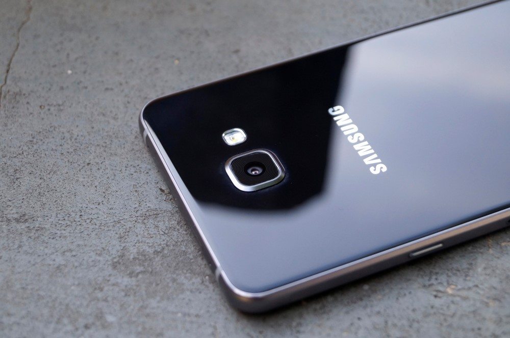 O Galaxy A9 Pro da Samsung tem como principal atrativo um espaço enorme para a bateria. E a Samsung aproveitou muito bem esse espaço.
