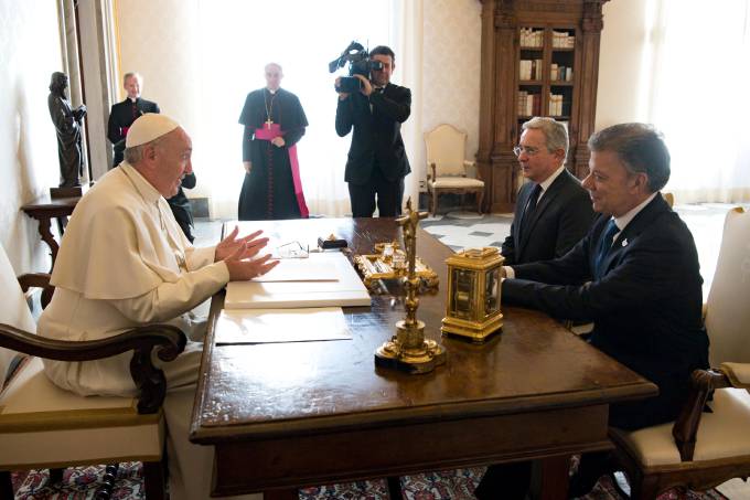 O papa Francisco recebeu no Vaticano os dois presidentes que se encontram em lados totalmente opostos quanto ao recente acordo de paz com as Farc