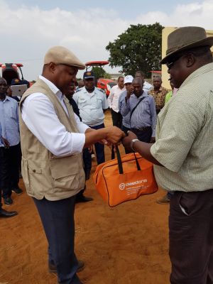 Governo de Luanda entrega tractores a cooperativas para o fomento agrícola na capital