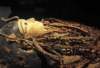 Rosto do faraó Amenhotep I revelado sem desembrulhar múmia