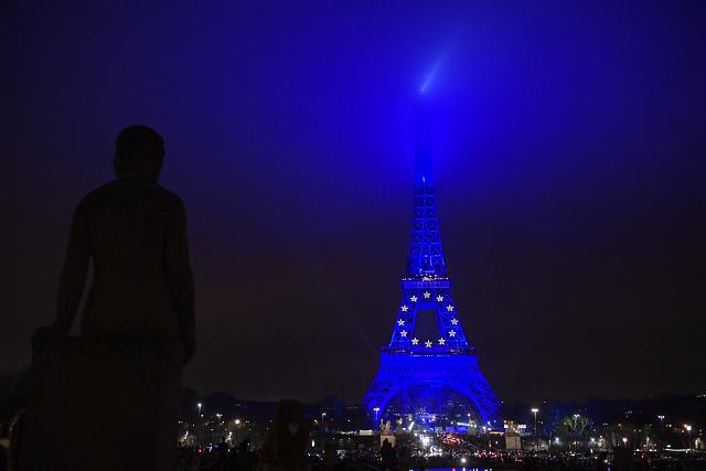 França assume presidência rumo a Europa "poderosa" e "soberana"