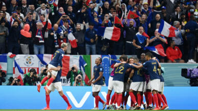 França nas meias, Inglaterra fora da prova