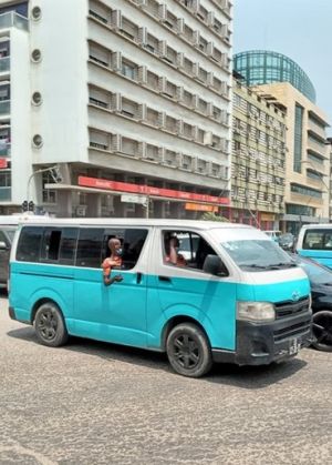 Taxistas que não aderiram à greve estão a conseguir trabalhar, amparados por contingente policial nas paragens