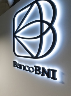 Angolanos injectam 8,5 milhões no BNI antes de se tornar no “banco dos brasileiros na Europa”