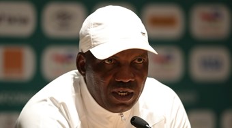 Eguavoen um par de mãos firmes para a Nigéria, enquanto o novo treinador espera nos bastidores