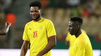 Tetteh, de Gana, é suspenso por três jogos por dar soco