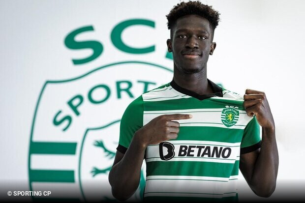 Está a fazer pré-temporada com Amorim e assinou novo contrato