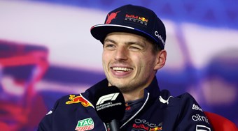 Verstappen encolhe os ombros de vaias da multidão de Silverstone